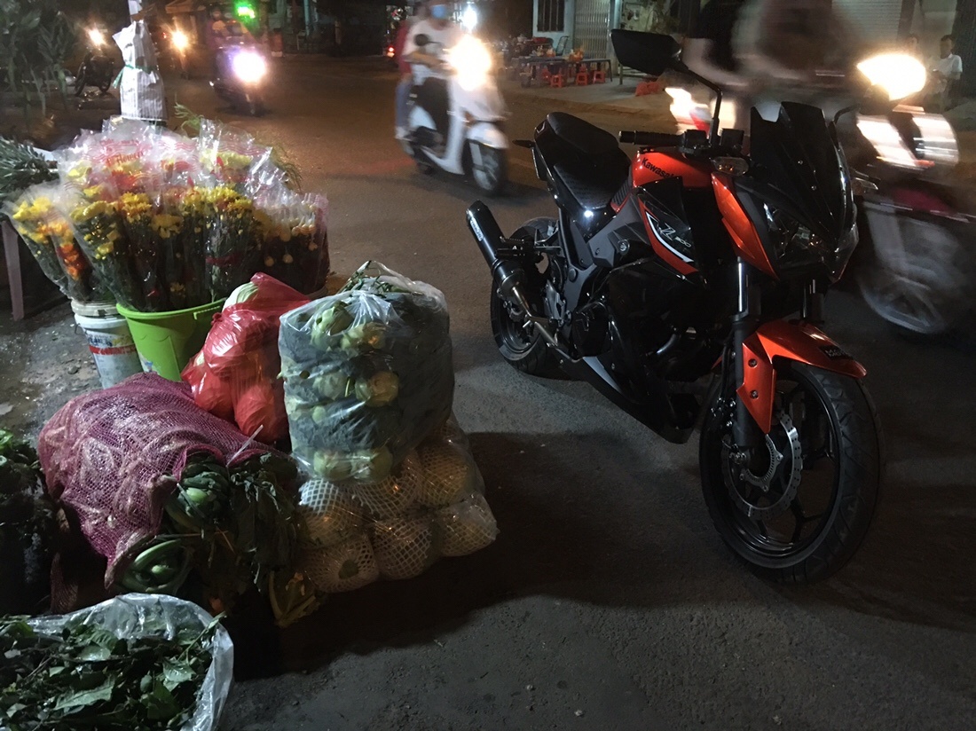 Kawasaki z300 outside vegetable market in Saigon 