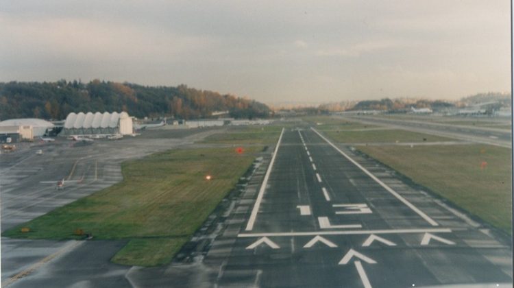 Cessna 152 landing in Seattle