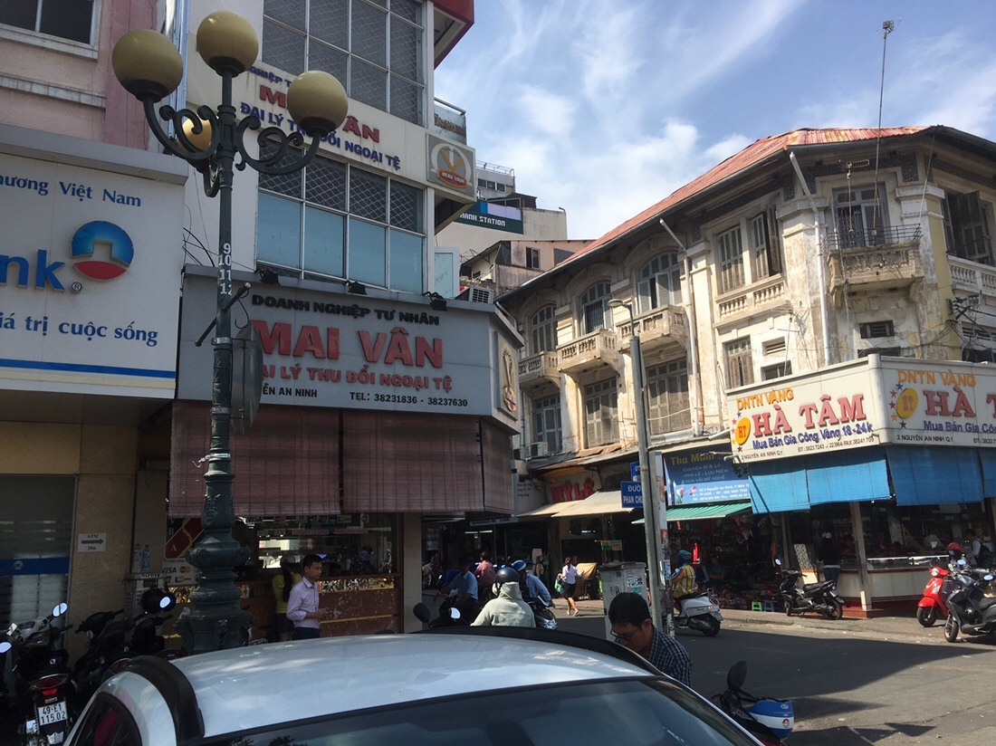 Mai Van Money Exchanger at Ben Thanh Market 